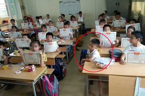 Bộ GD&ĐT lên tiếng về bức ảnh cả lớp nhận giấy khen mình em lạc lõng-2