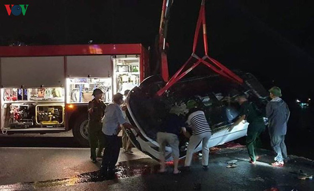 Xe con chở 5 người lao xuống biển ở Quảng Ninh: 3 người đã tử vong-1