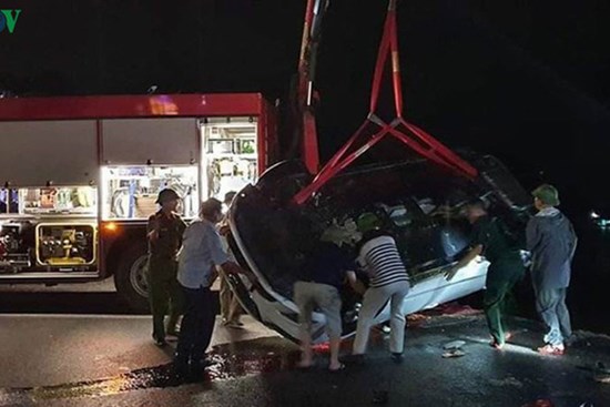 Xe con chở 5 người lao xuống biển ở Quảng Ninh: 3 người đã tử vong