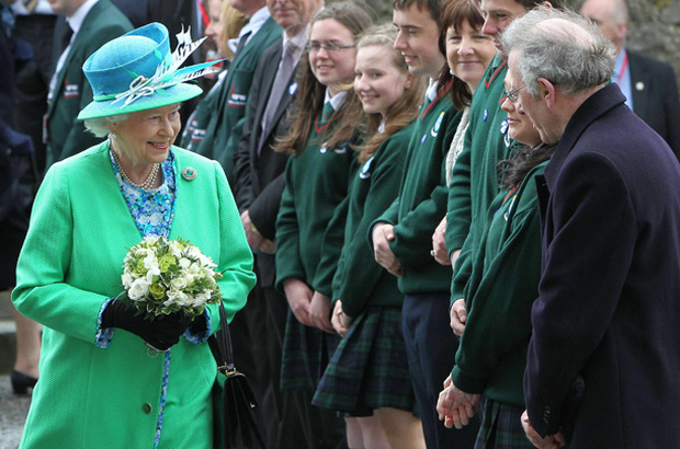 Sau phát ngôn động chạm bà nội của Harry, dân tình đào lại phản ứng của Nữ hoàng khi nghe tin vợ chồng cháu trai rời gia tộc-2