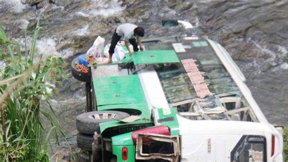 Nóng: Xe khách rơi xuống đèo, 4 người tử vong, 32 người cấp cứu-1