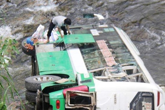 Nóng: Xe khách rơi xuống đèo, 4 người tử vong, 32 người cấp cứu