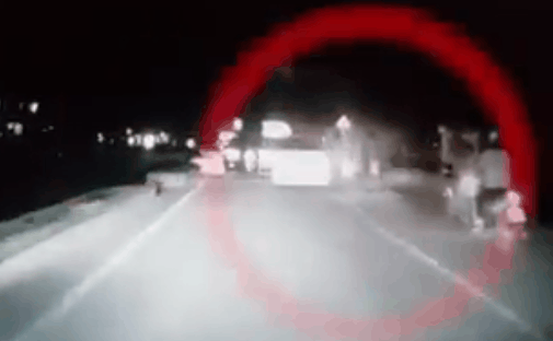 CLIP: Xin vượt 2 xe máy đi dàn hàng không được, ô tô bất ngờ tăng tốc húc văng cả đôi-1