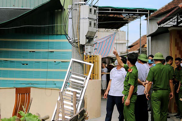 Kiến bám đầy bé sơ sinh bị bỏ rơi ở cạnh chùa-1