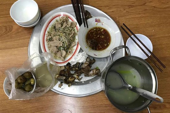 Ru con ngủ xong ra ngoài nhìn mâm cơm chồng để phần mà vợ sầm mặt và màn vùng lên của cô vợ hiền lành khiến anh chồng “thất kinh”
