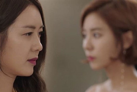 Đang ngủ ngon giấc, tôi giật mình khi nghe tiếng cánh cửa mở rồi chị dâu bước vào, hành động sau đó của chị khiến tôi tức điên người mà chỉ có thể câm lặng