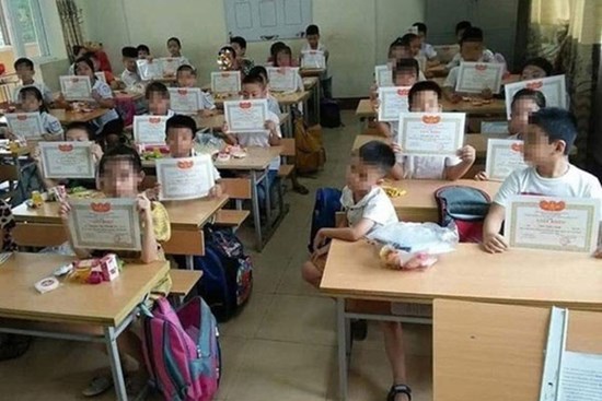 Bộ GD&ĐT lên tiếng về bức ảnh 'cả lớp nhận giấy khen mình em lạc lõng'