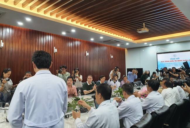 Bệnh nhân 91 tươi cười nhận giấy ra viện, Đoàn bay 919 đến tiễn phi công người Anh về nước-1