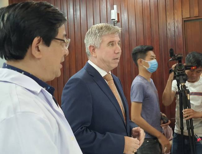 Bệnh nhân 91 tươi cười nhận giấy ra viện, Đoàn bay 919 đến tiễn phi công người Anh về nước-2