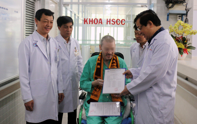 Bệnh nhân 91 tươi cười nhận giấy ra viện, Đoàn bay 919 đến tiễn phi công người Anh về nước-5