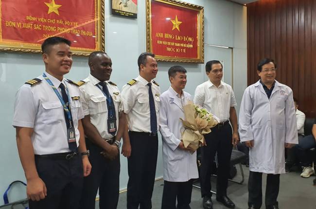 Bệnh nhân 91 tươi cười nhận giấy ra viện, Đoàn bay 919 đến tiễn phi công người Anh về nước-3