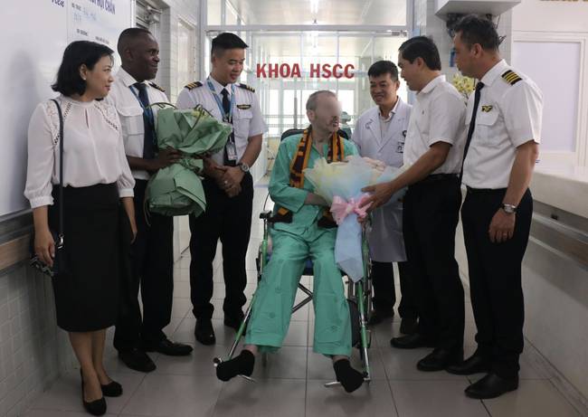 Bệnh nhân 91 tươi cười nhận giấy ra viện, Đoàn bay 919 đến tiễn phi công người Anh về nước-4