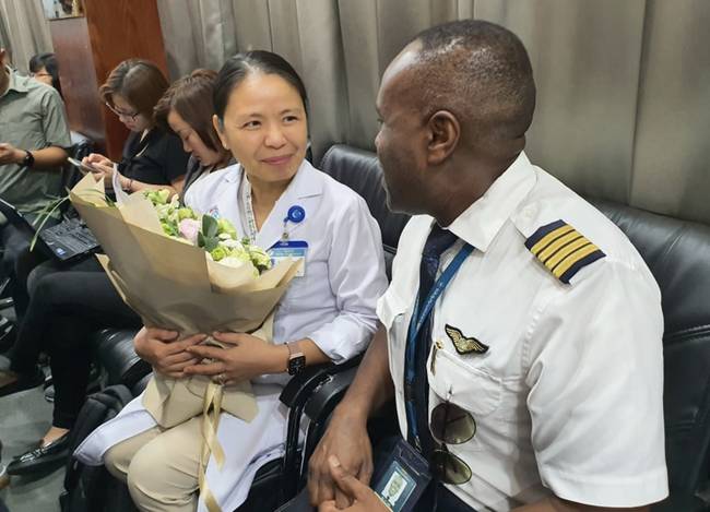 Bệnh nhân 91 tươi cười nhận giấy ra viện, Đoàn bay 919 đến tiễn phi công người Anh về nước-7