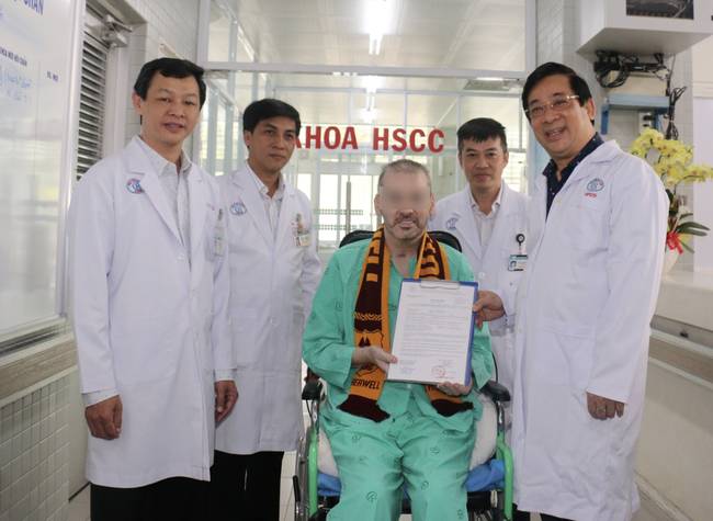 Bệnh nhân 91 tươi cười nhận giấy ra viện, Đoàn bay 919 đến tiễn phi công người Anh về nước-8