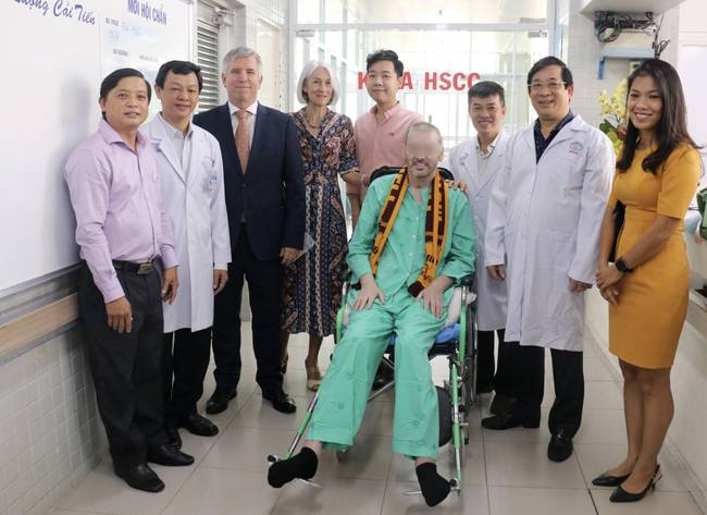 Bệnh nhân 91 tươi cười nhận giấy ra viện, Đoàn bay 919 đến tiễn phi công người Anh về nước-9