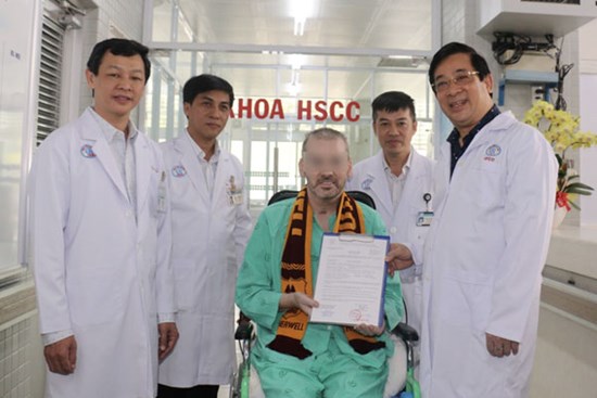 Bệnh nhân 91 tươi cười nhận giấy ra viện, Đoàn bay 919 đến tiễn phi công người Anh về nước