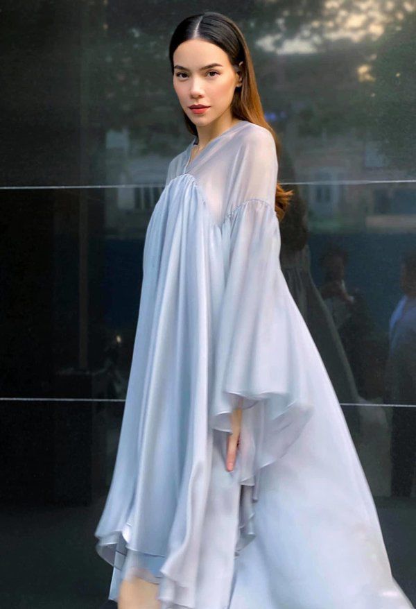 Kiểu váy liền được Hà Hồ ưu ái, mặc đi du lịch biển vừa đẹp lại khỏi lo đen da-1