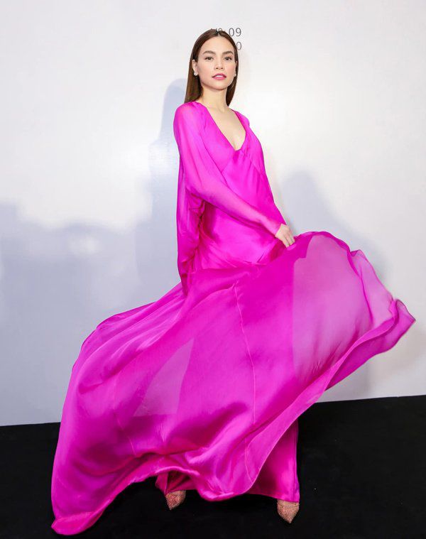 Kiểu váy liền được Hà Hồ ưu ái, mặc đi du lịch biển vừa đẹp lại khỏi lo đen da-2