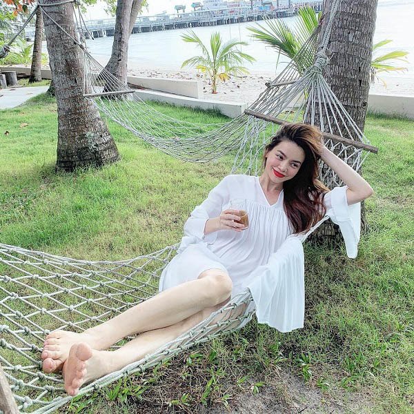 Kiểu váy liền được Hà Hồ ưu ái, mặc đi du lịch biển vừa đẹp lại khỏi lo đen da-5