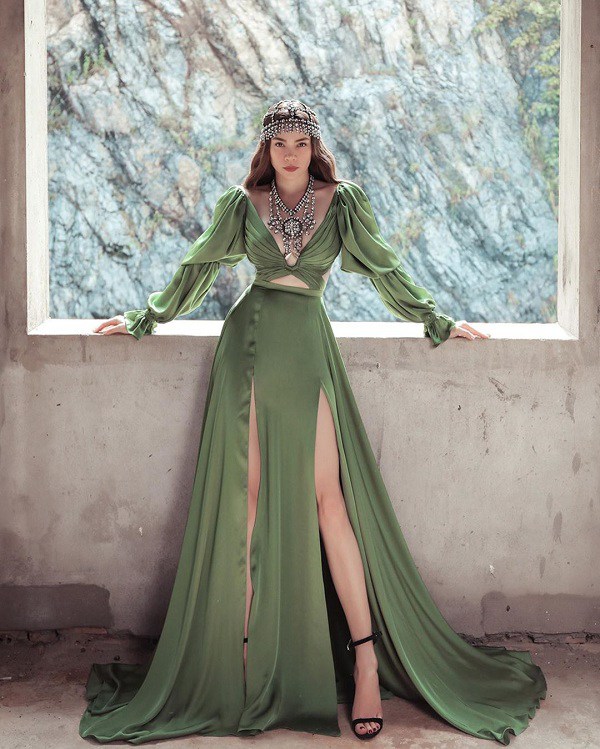 Kiểu váy liền được Hà Hồ ưu ái, mặc đi du lịch biển vừa đẹp lại khỏi lo đen da-6