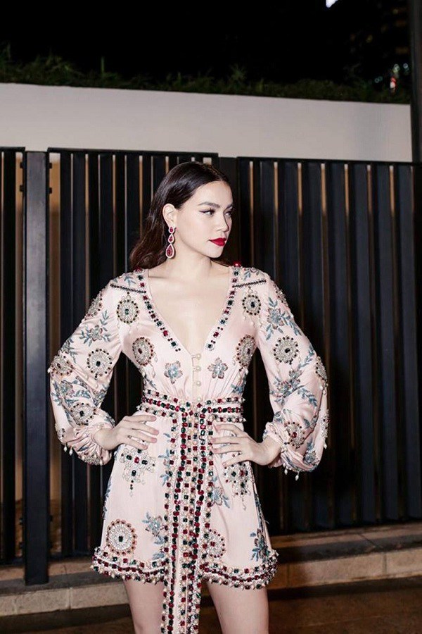 Kiểu váy liền được Hà Hồ ưu ái, mặc đi du lịch biển vừa đẹp lại khỏi lo đen da-7