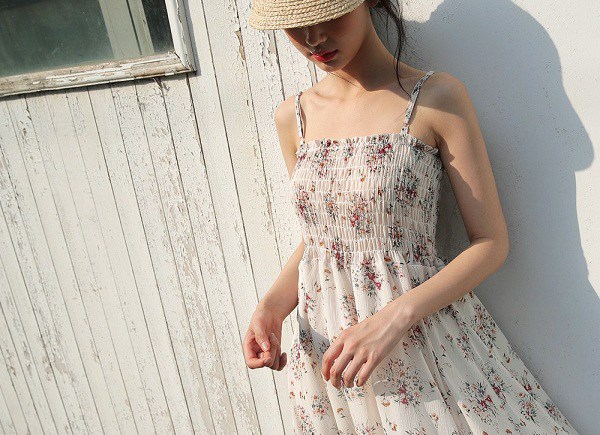 Kiểu váy liền được Hà Hồ ưu ái, mặc đi du lịch biển vừa đẹp lại khỏi lo đen da-12