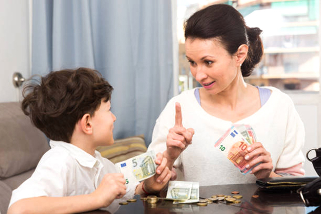 Lời khuyên cực chất để nuôi dạy con cái không hư hỏng: Hãy cho con tiền tiêu vặt hàng tháng theo những cách này-1