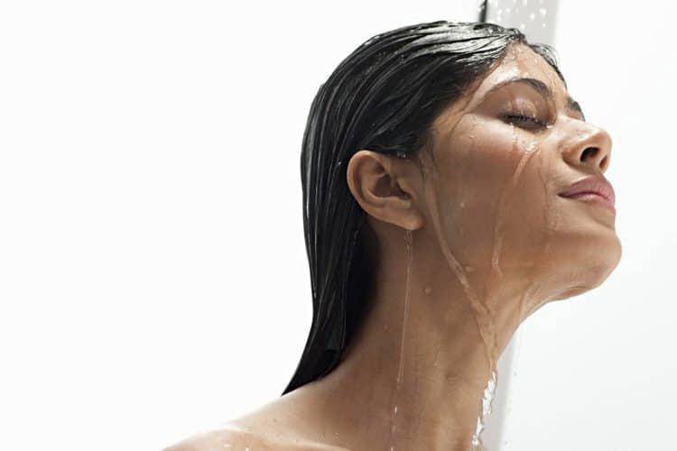 Chị em phải bỏ thói quen tiểu đứng khi đi tắm ngay nếu không muốn mắc bệnh nguy hiểm này-1