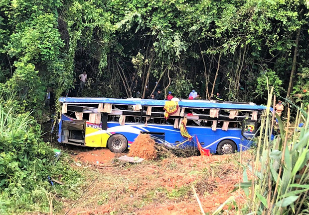 Danh tính các nạn nhân vụ xe khách lao xuống vực gây thương vong ở Kon Tum: Trong 5 người tử vong có 2 em nhỏ-1