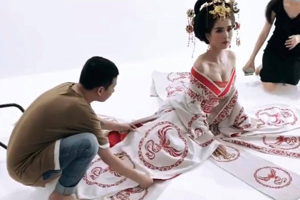 Đến Ngọc Trinh mà không áp dụng thủ thuật tạo dáng này thì điểm sexy cũng vơi đi phân nửa khi diện váy xẻ vạt-6