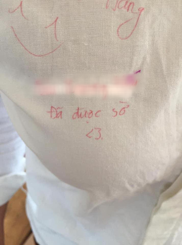 Phản cảm hình ảnh nam sinh viết lưu bút khoe được sờ vị trí nhạy cảm” trên người các nữ sinh-1