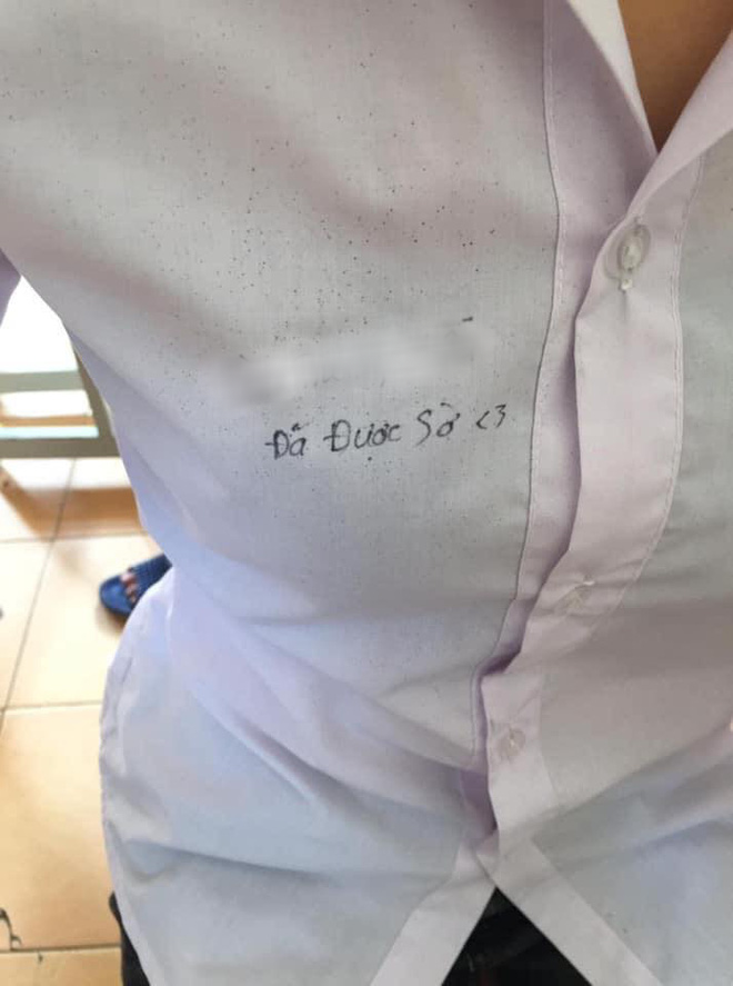 Phản cảm hình ảnh nam sinh viết lưu bút khoe được sờ vị trí nhạy cảm” trên người các nữ sinh-3