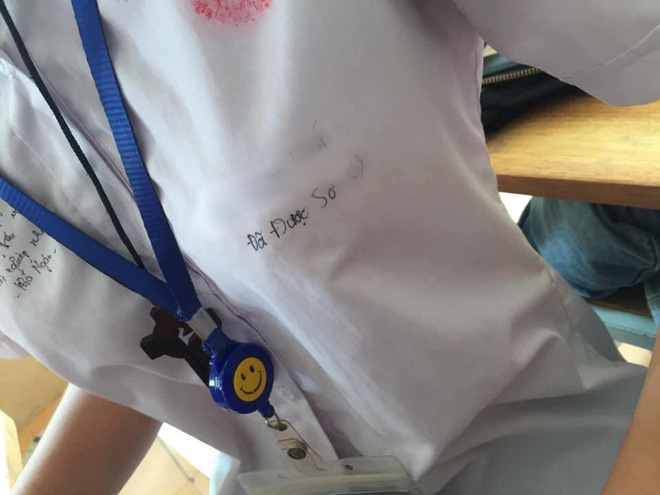 Phản cảm hình ảnh nam sinh viết lưu bút khoe được sờ vị trí nhạy cảm” trên người các nữ sinh-4