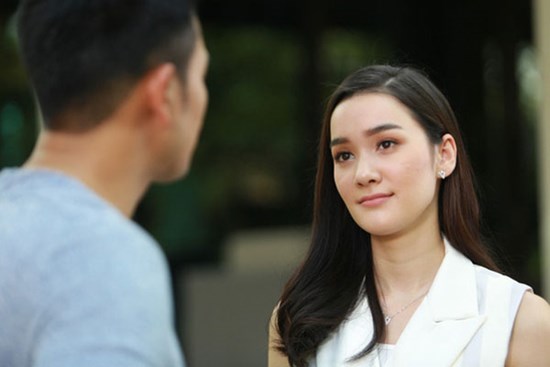 Biết rõ mười mươi chồng giấu quỹ đen mua quà cho bồ, vợ chỉ hành động thế này cũng khiến gã sợ tái mét, vội vàng mang tiền về hối lỗi
