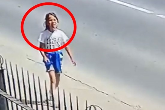 Cãi nhau với bố mẹ, bé gái 8 tuổi bỏ nhà đi rồi bị hãm hiếp và giết chết, bức ảnh khoảnh khắc cuối cùng của cô bé gây xót xa