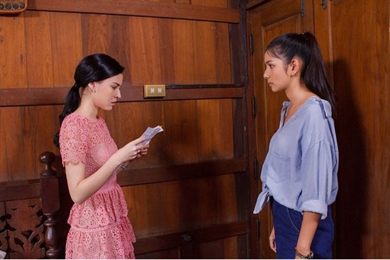 Nhà đang nợ chồng chất thì cô hàng xóm chạy sang đưa cho tôi cọc tiền nhưng lời thì thầm sau đó của cô ấy khiến tôi chao đảo