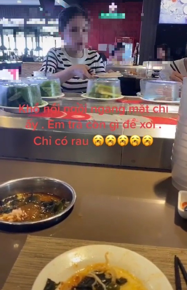 Đăng đàn than vãn ăn lẩu băng chuyền nhưng người đối diện cướp hết thịt chỉ còn rau, cô nàng bị dân mạng mắng té tát vì quê mùa-1