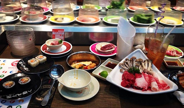 Đăng đàn than vãn ăn lẩu băng chuyền nhưng người đối diện cướp hết thịt chỉ còn rau, cô nàng bị dân mạng mắng té tát vì quê mùa-2