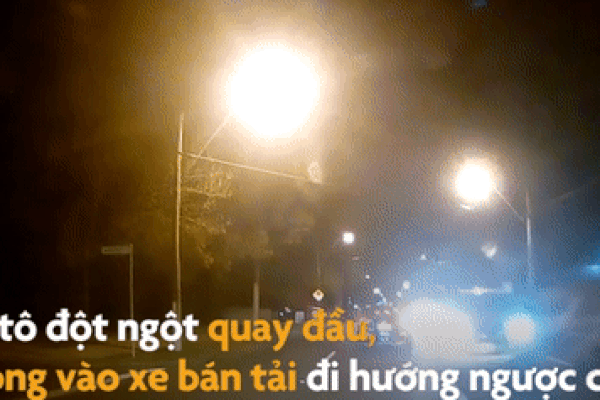 Ôtô quay đầu không quan sát tông vào xe bán tải đi ngược chiều
