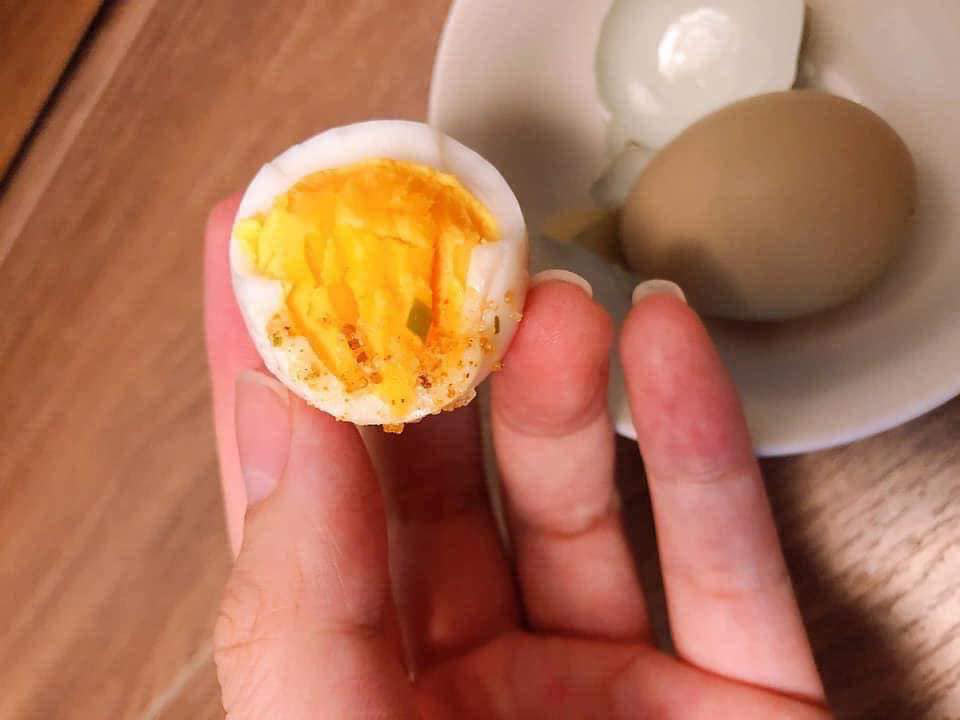 Loại trứng xanh đỏ khác lạ đắt gấp 15 lần, bà nội trợ lùng mua-4