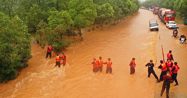 Trung Quốc: Vỡ 14 đê; lũ Trường Giang chảy ngược vào hồ nước ngọt lớn nhất - Đại hồng thủy xuất hiện!-1