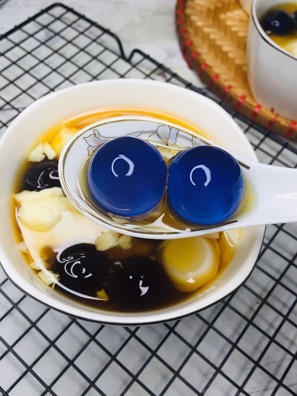 Mẹ 8x gây bão MXH với loạt món ăn xanh mướt từ hoa đậu biếc, chỉ nhìn đã thấy mát lịm tim!-3