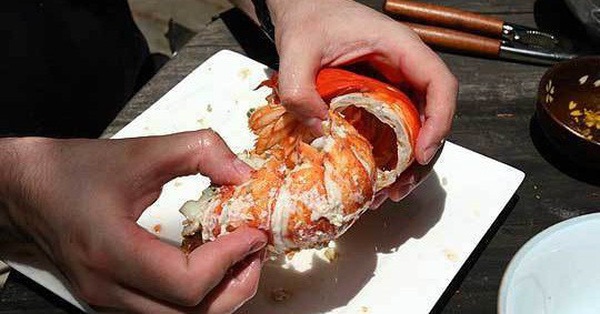 Đưa người yêu đi ra mắt nhưng chàng trai chỉ chăm chăm bóc tôm cho bạn thân là nữ, cô gái nổi giận bỏ về thì nhận được câu trả lời không thể ức chế hơn-1