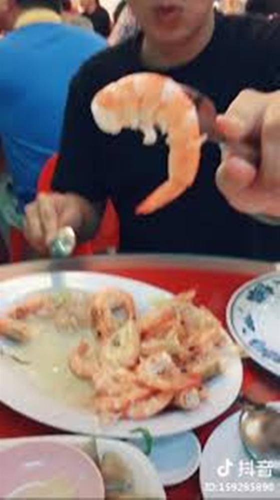 Đưa người yêu đi ra mắt nhưng chàng trai chỉ chăm chăm bóc tôm cho bạn thân là nữ, cô gái nổi giận bỏ về thì nhận được câu trả lời không thể ức chế hơn-2