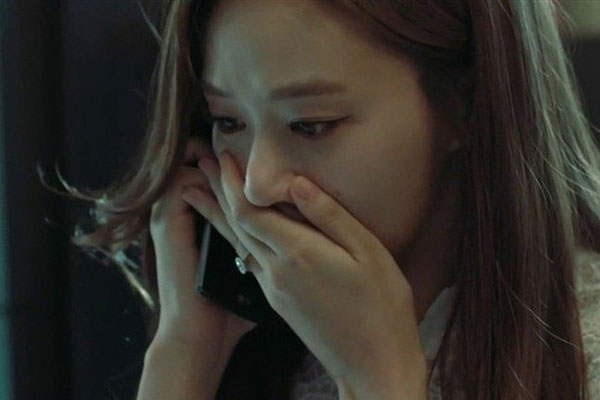 Đến nhà bạn thân ngủ lại, nửa đêm tôi giật mình khi thấy cô ấy đứng lặng lẽ trước tấm gương vỡ rồi quay lại hỏi một câu khiến tôi sững sờ-1