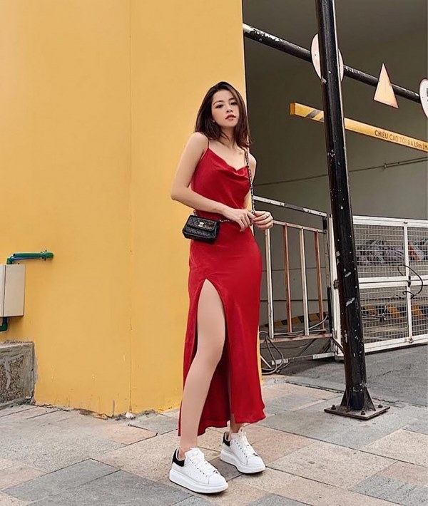 Đến Ngọc Trinh mà không áp dụng thủ thuật tạo dáng này thì điểm sexy cũng vơi đi phân nửa khi diện váy xẻ vạt-5