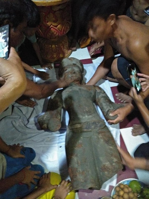 Nhiều người kéo nhau đi… lạy bức tượng đá gãy tay, chân-2