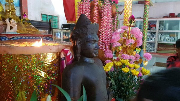 Nhiều người kéo nhau đi… lạy bức tượng đá gãy tay, chân-4