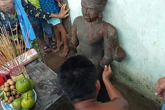 Nhiều người kéo nhau đi… lạy bức tượng đá gãy tay, chân