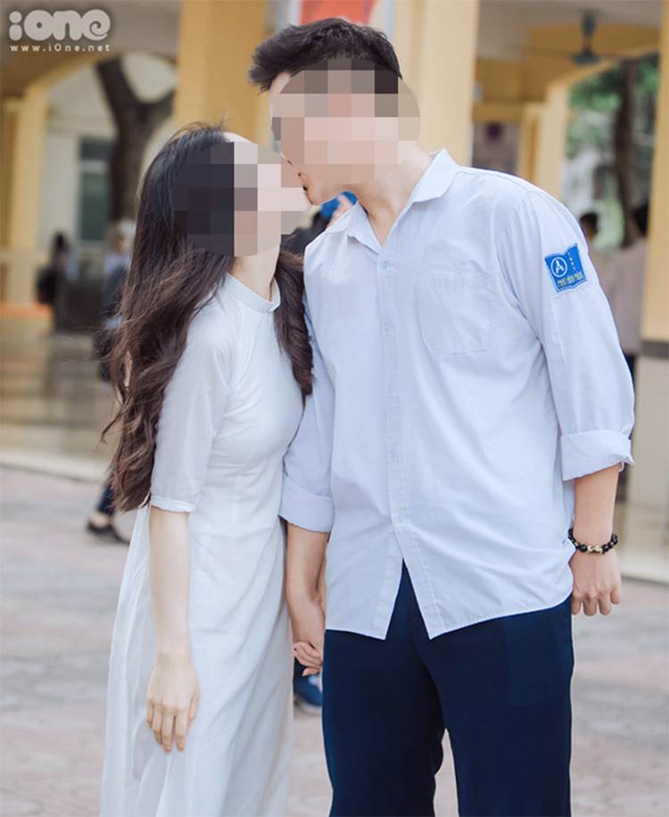 Hôn bạn gái ngay giữa sân trường trong lễ bế giảng, hành động của nam sinh trường Phan Đình Phùng nhận về nhiều ý kiến trái chiều-1